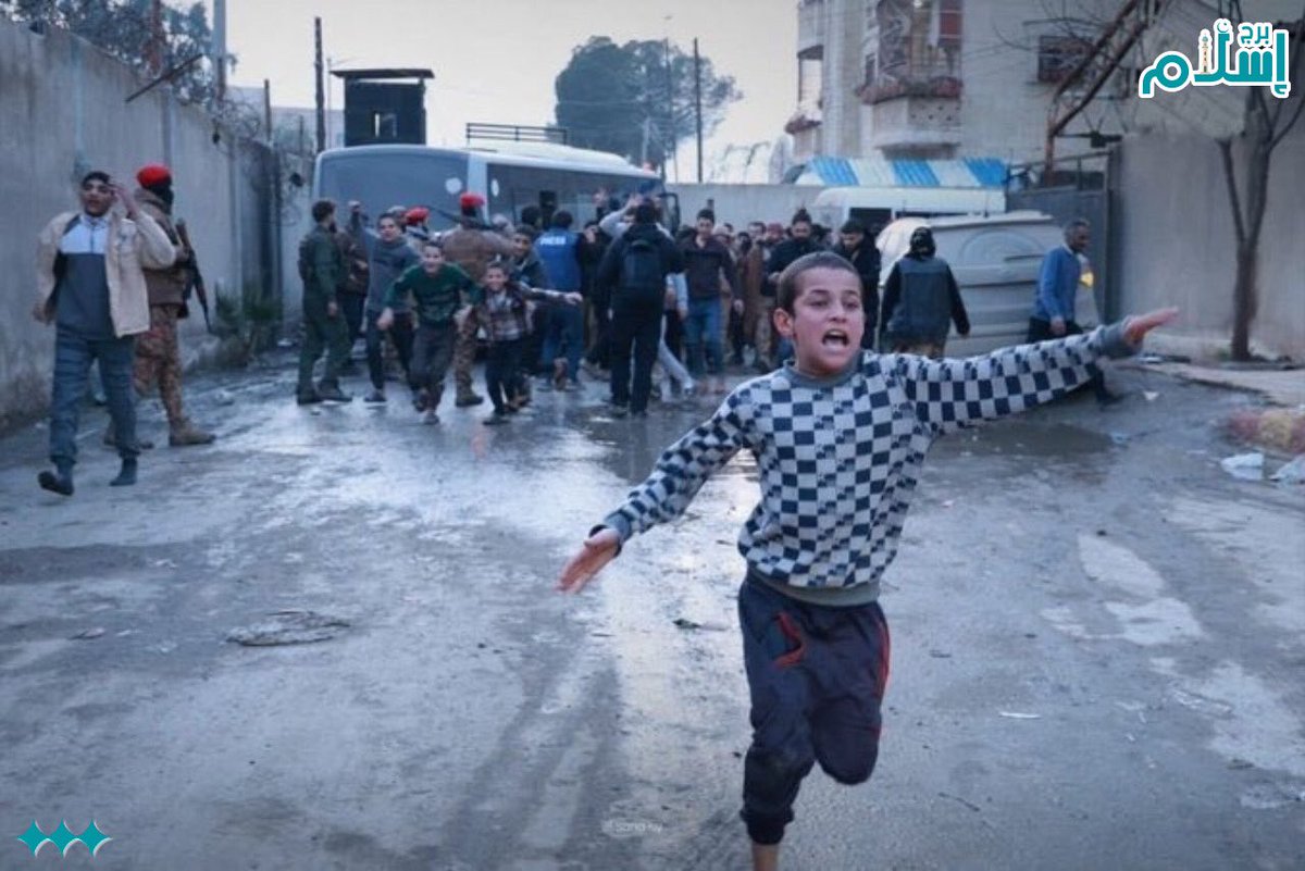 Burjislam_'s tweet photo. كان السجن أكبر من أعمارهم،
والوجع أثقل من قلوبهم…
بس لحظة الحرية رجّعت الطفولة دفعة وحدة.
ضحكاتهم يوم طلعوا للضو
كانت أوسع من الدنيا،
وكأنهم عم يتعلّموا يفرحوا من جديد،
ضحكتوا بتسوى القسديين والفلول والهجريين وبالجملة.
.
.
. #الحسكة #الاقطان #سوريا #اللاذقية #برج_اسلام #الساحل https://t.co/PdnNt4pXuE