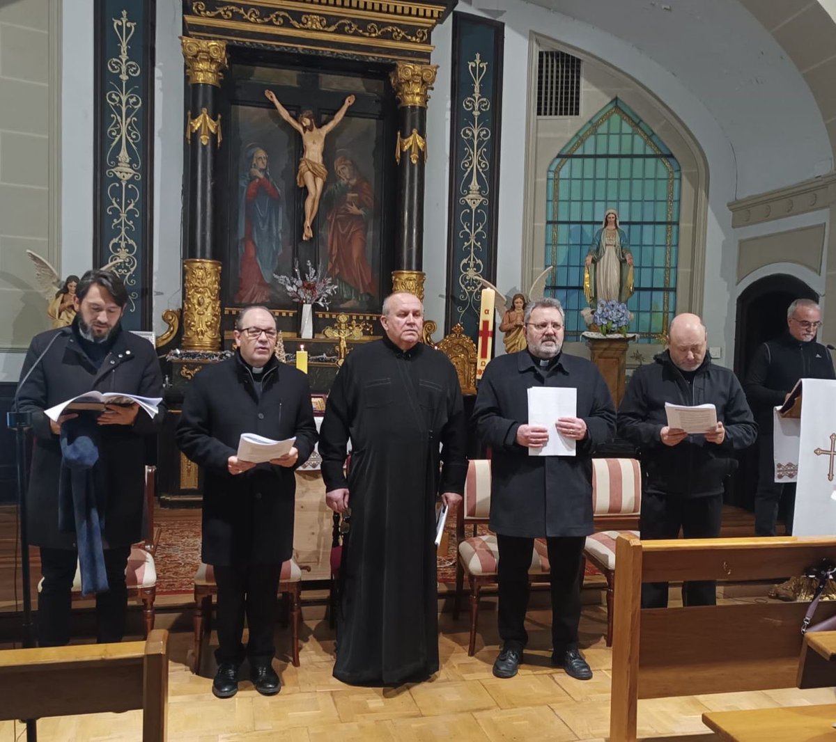 DiocesisVitoria's tweet photo. 🫶🏼 Cristianos unidos en torno a Cristo. Nuestro @ObispodeVitoria participa en este acto ecuménico con motivo de la Semana de Oración por la Unidad de los Cristianos junto a evangélicos, anglicanos, ortodoxos y greco-católicos.
#SOUC26 https://t.co/BUtZiJugf0