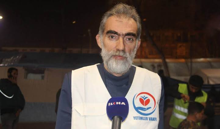 Habernasonline's tweet photo. Yetimler Vakfı Başkanı Fikri Karavil Suriye'deki mazlum kürt halkı için yardım çağrısında bulundu:

"Burada Tüm STK'lara çağrımdır. Bütün mazlum coğrafyalarda yaptığınız fadekarane çalışmalar gibi savaşın ve çatışmaların tarafı olmayan Mazlum Kürt halkı içinde seferber olma zamanıdır. Halep, Afrin Kobani Haseki ve Kamışlı'daki kardeşlerimize sahip çıkma zamanıdır."