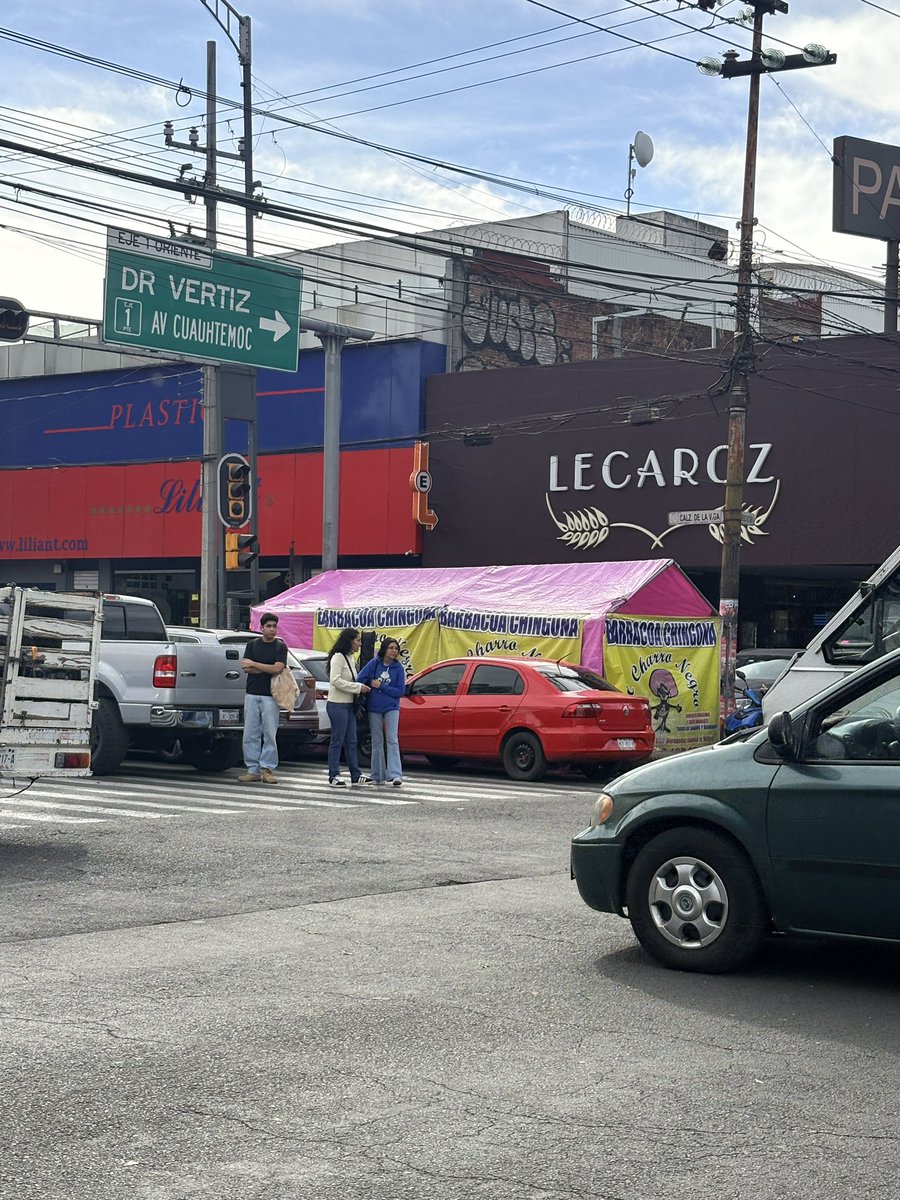 Daniel_hurtado2's tweet photo. Nuevamente, y como de costumbre, la policía no hace nada con estos automóviles que obstruyen el paso peatonal en La Viga y Lorenzo Boturini. 

Reporte tras reporte y somos ignorados. 

@UCS_GCDMX 
@AlessandraRdlv 
@AlcCuauhtemocMx 
@C5_CDMX https://t.co/lsgb5dCLOa