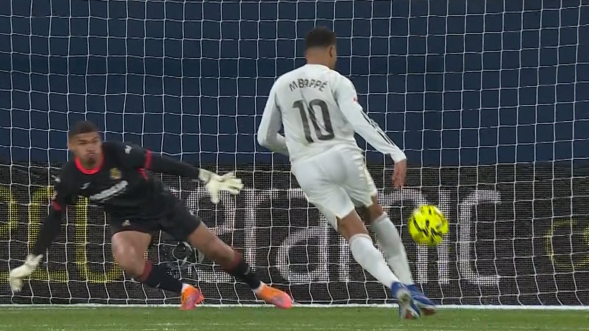 RMCsport's tweet image. 😅Mbappé qui tente une panenka sur ce penalty, ça termine au fond. Il en a profité pour enlacer Brahim Diaz à la fin de sa célébration.
rmcsport.bfmtv.com/football/liga/…