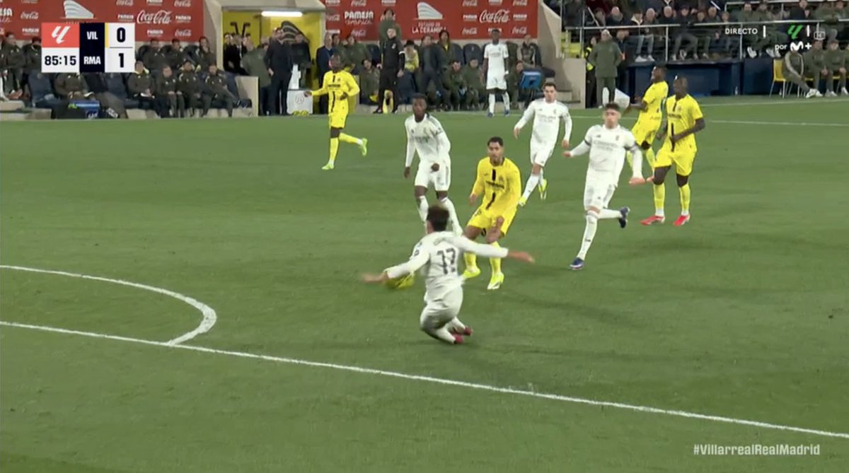 PavelFdez's tweet image. ⚽️ #VillarrealRealMadrid 
⌚️ Min. 85
💥 El @VillarrealCF reclama penalti por manos de Asencio
🔎 Aunque hay un rebote previo, la mano es punible al estar previamente abierta
🖥️ El VAR no puede entrar, al ser fuera del área, y no cortar una jugada manifiesta de gol