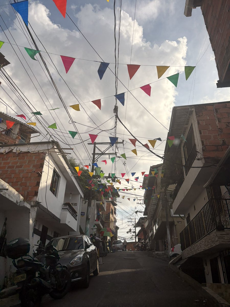 #Medellin #Antioquia Recorremos las calles para escuchar, construir y preparar un proyecto que nace de la gente y vuelve a ella. <a href="/braulioEMarquez/">Braulio Espinosa Márquez</a> <a href="/camilogomezmo/">Camilo Gómez</a> L111 <a href="/santimontoyaSab/">Santi Montoya</a> L11 #Gratitud