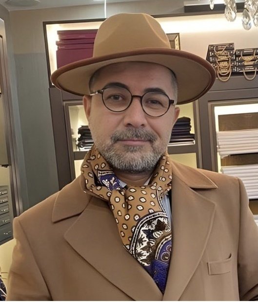 TurkSapienn's tweet image. Gazeteci Veyis Ateş:

"Kemalistler bizi İslam medeniyetinden koparmak için Batılı gibi giyinmeye zorladı. Fakat Müslüman Anadolu milletinin çocukları Kemalizm'in bu hedefine geçit vermedi. Batılılaşmadık."

Not: Fotoğraftaki bu açıklamayı yapan Veyis Ateş adlı müptezeldir.