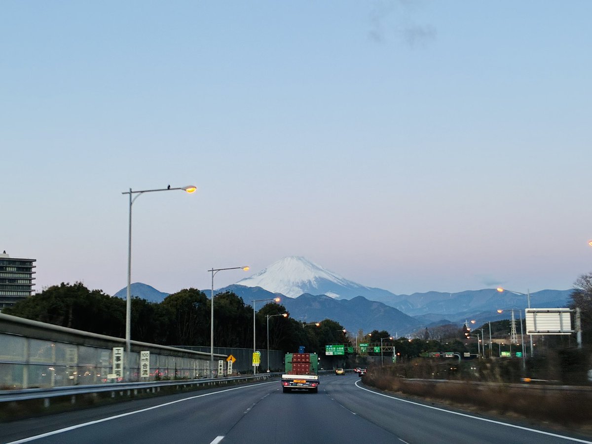 おはようございます。
本日は県外で1日強化練習ということで移動中です。2月上旬からオープン戦をいれたため、徐々にチームを仕上げていきたく。といってもケガだけは気をつけて選手を注視します。ホント寒いですね〜