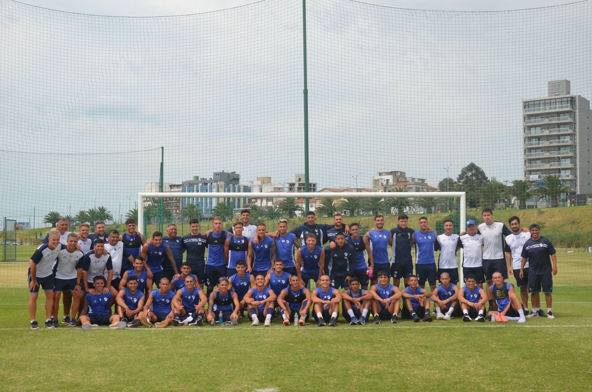gcoloma2013's tweet photo. Se armó un equipo, se armó un grupo, todos por el mismo objetivo.
Jugadores, cuerpo técnico, dirigentes y los hinchas. #vamosxtodo https://t.co/dcSiimzE4w