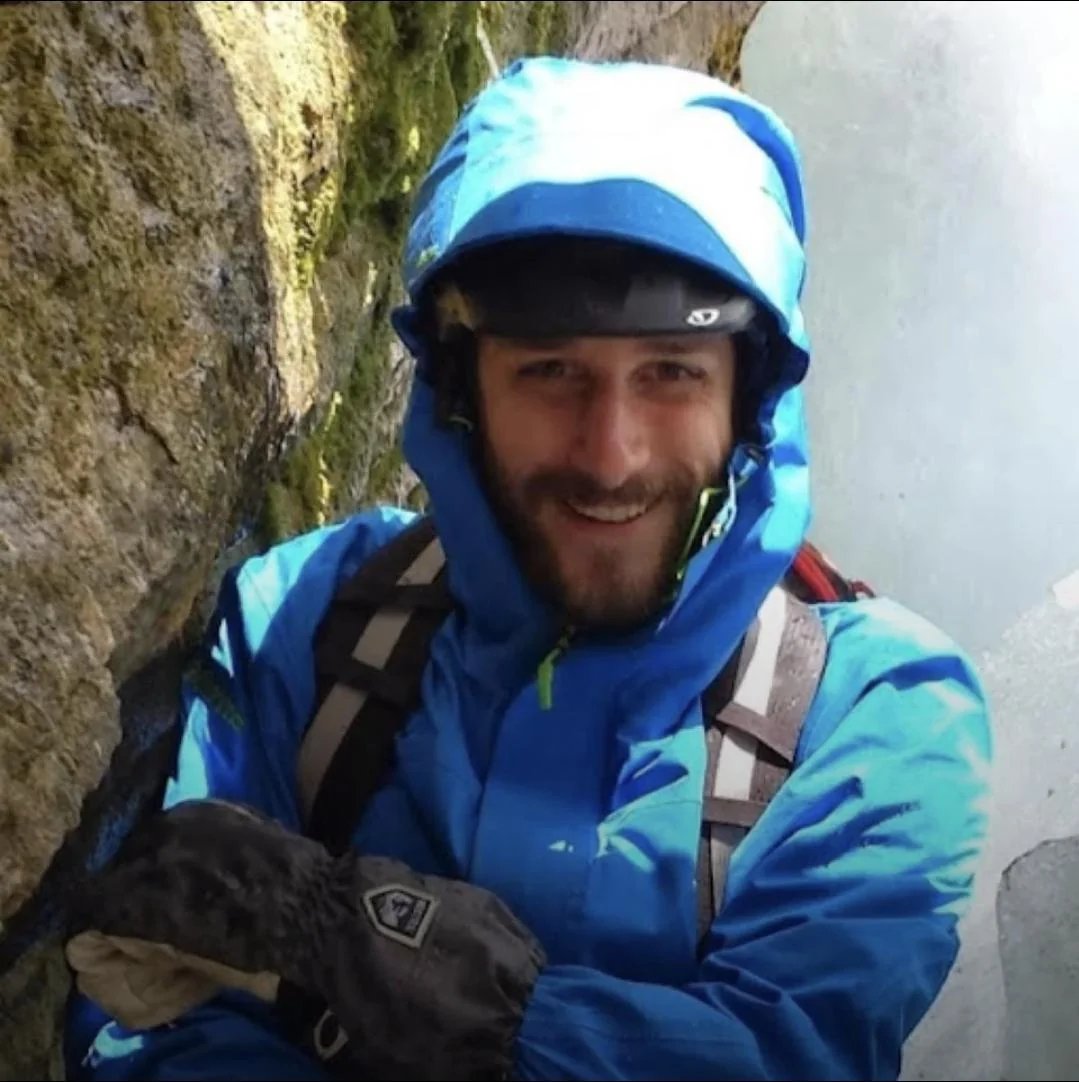 AretiAthanasiu's tweet image. Ο  Αμερικανός που δολοφονήθηκε από την ICE σήμερα πισώπλατα και ενώ ήταν ακινητοποιημένος στο έδαφος, είναι ο  Alex Pretti. Ήταν μόλις 37 ετών, νοσηλευτής στο επάγγελμα, αθλητής και ενεργός πολίτης. 
Tον εκτέλεσαν με ομοβροντία σφαιρών.
Ο Alex βιντεοσκοπούσε τους τρομοκράτες της…