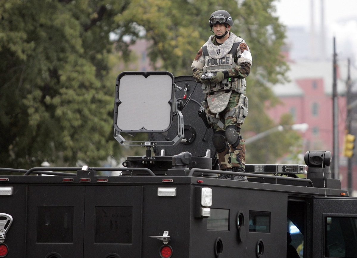 LRAD: La herramienta militar que detiene las amenazas sin disparar un tiro

El Dispositivo Acústico de Largo Alcance (LRAD) utiliza sonido enfocado para advertir o repeler objetivos a largas distancias. En modo de voz, emite comandos claros como: "Aquí la Marina de los EE. UU.,