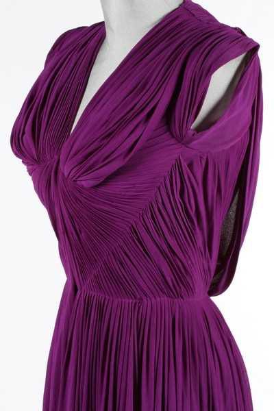 kateStrasdin's tweet image. In a recognisable structure, this is a classic Mme Grès evening dress dating in this instance to the mid #1940s. The rich purple ripples from top to toe. Sold via @KerryTaylorAuct #fashionhistory
