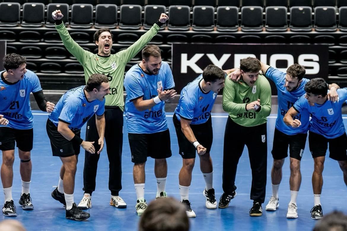 arrillagae's tweet image. Fueron en 🚌 a 🇵🇾. Se pagaron la ropa para defender a 🇺🇾. Pagaron una noche de hotel para llegar antes, descansar un día y jugar. ¡Ganaron los 2 partidos decisivos y se van al Mundial! El #handball de #Uruguay y otra historia de amor propio

¡Felicitaciones muchachos!

@ovacionuy