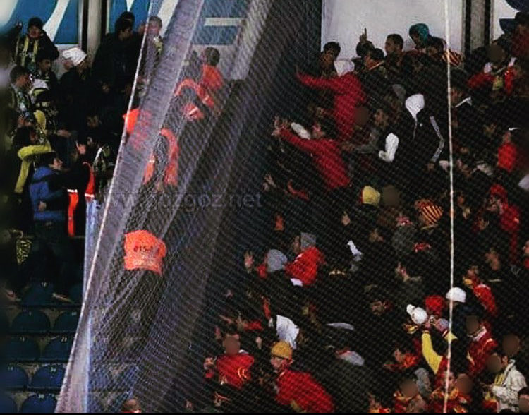 Şanlı Şerefli Göztepe tribünü İstanbul’da hiç bir zaman sınıfta kalmamıştır.Birlik beraberlik içindeki bi Göztepe tribünü herkese heryerde herşeyi yapar ! Biz onları hiç bi zaman sevmedik, onlarda bizi. Alayına isyan ölümüne Göztepe !
35>34

Şükrü Saraçoğlu, Kadıköy 🏟
12.12.2012