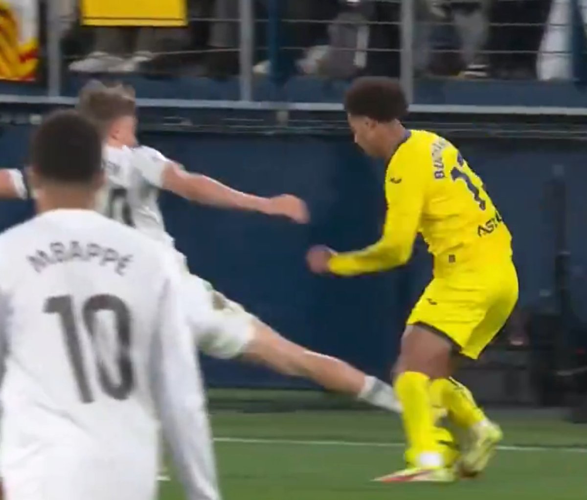 Lo de siempre, el Villarreal de ninguna manera iba a sacar este partido adelante.

Posible penalti de Huijsen (me parece empujón) y posible roja a Huijsen (antes de tocar bola, golpea la tibia).

EL ROBO DEL FIN DE SEMANA