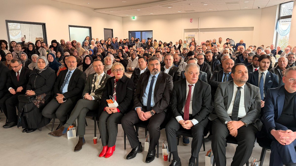 Kampen HDV Nebi Camii’nin yenilenen binası, düzenlenen törenle ibadete açıldı. Kur’an-ı Kerim tilavetiyle başlayan programda yapılan konuşmalarda, caminin yalnızca bir ibadethane değil; aynı zamanda toplumsal dayanışmayı güçlendiren, şehirle bütünleşen bir buluşma noktası olduğu