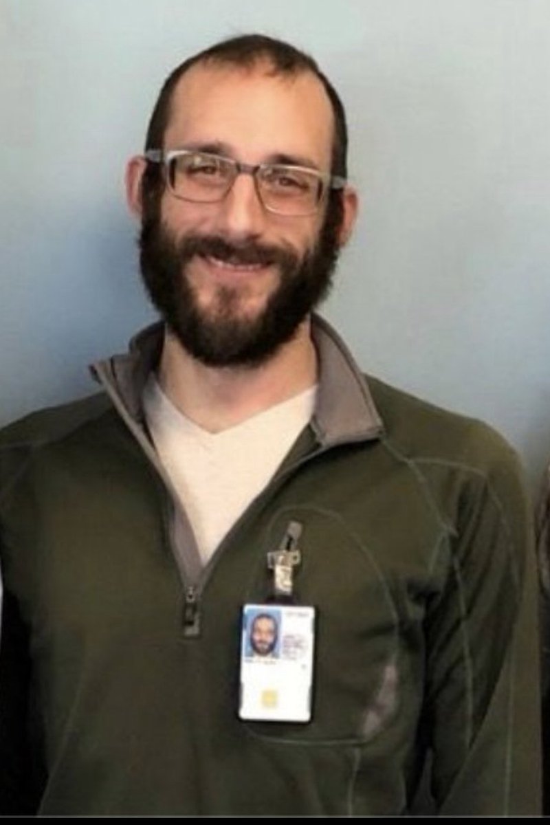 Alex Pretti, 37 años, enfermero de UCI, asesinado a sangre fría por el ICE cuando estaba desarmado.

Este es el futuro de terror que algunos quieren para España.