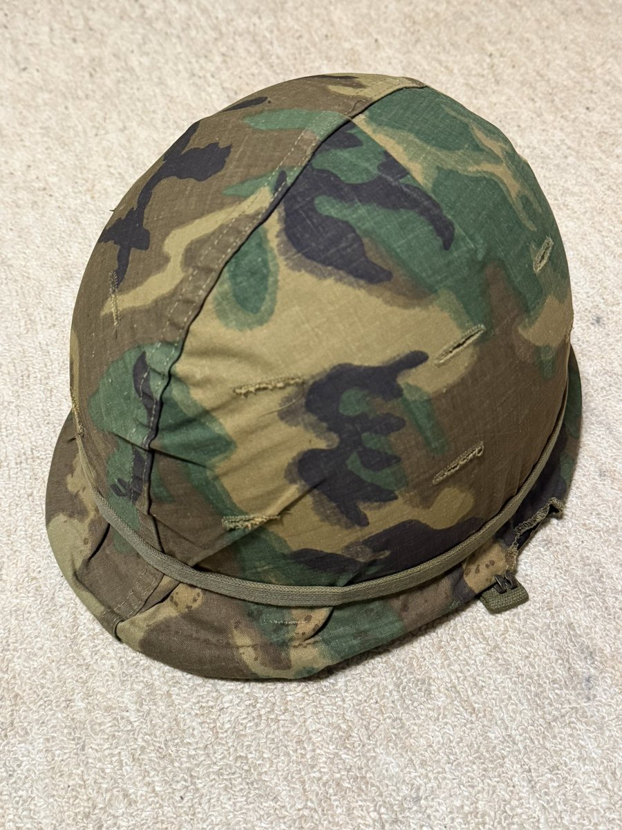 Vショーの戦利品、ベトナム戦争時の米軍のヘルメット。これで後は
