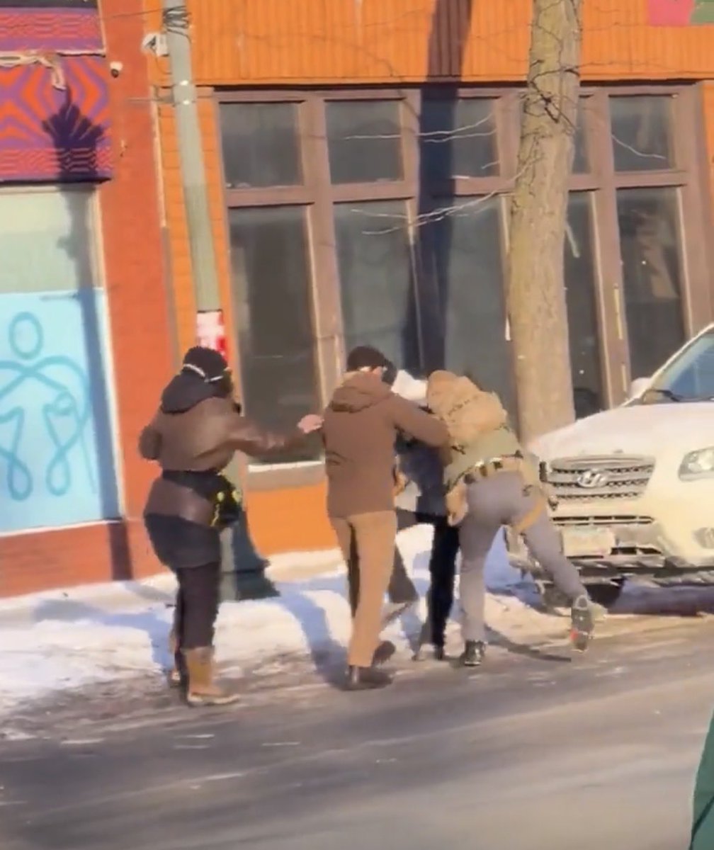 BravoKiloActual's tweet image. This, right here. This is the moment he decides to get involved, grabbing an agent who is dealing with people harassing him.