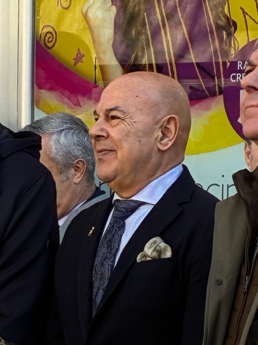 VeraCruzSetenil's tweet photo. Este sábado se celebró la reinauguración de la calle dedicada a Francisco Carrera Iglesias “Paquili” en el Cerro.
Nuestra Hermandad estuvo presente en este merecido reconocimiento a quien desde hace 40 años es asesor artístico y vestidor de nuestras Titulares Marianas.
@paquili1 https://t.co/MVSCZPAn56