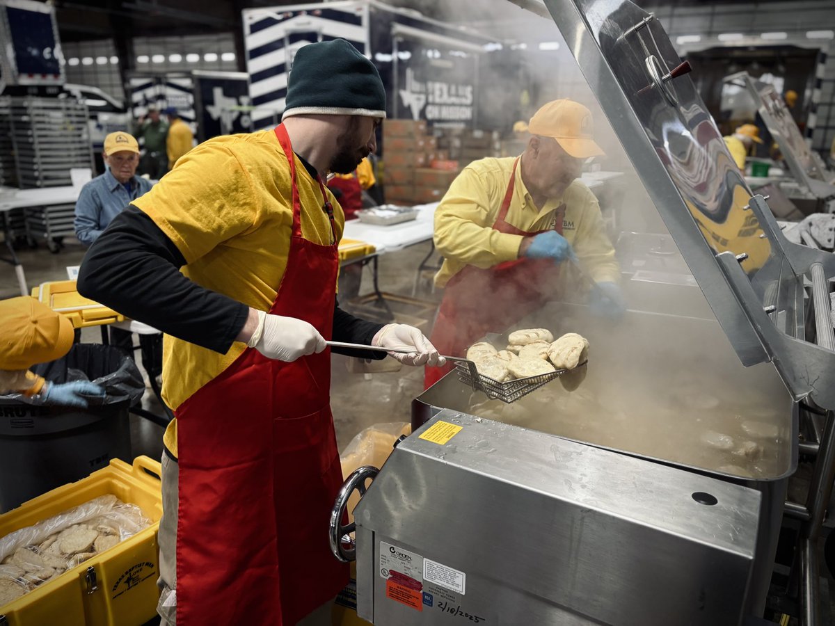 TexansOnMission's tweet photo. With freezing temperatures underway, TXM volunteers are cooking 3,600 meals a day for those at a temporary shelter in Fair Park.

Breakfast and supper will be delivered to the shelter opened by Austin Street Center and Our Calling as the extreme cold continues. https://t.co/HNSWeK8JdI
