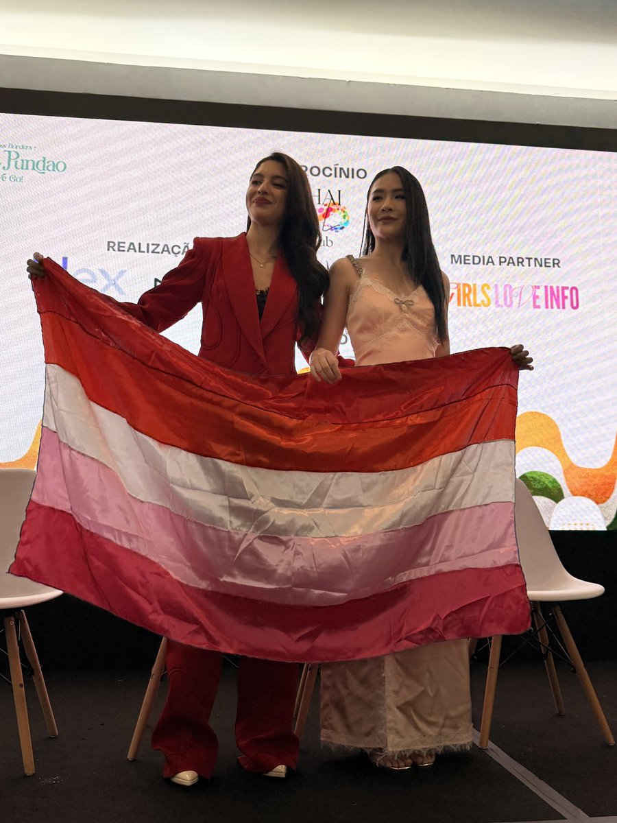 hubgirlslove's tweet image. Duas atrizes LGBTs e namoradas levantando a bandeira lésbica NO BRASIL! 🥹🏳️‍🌈
#RioWeGoXShellyPundao #Shellypundao
