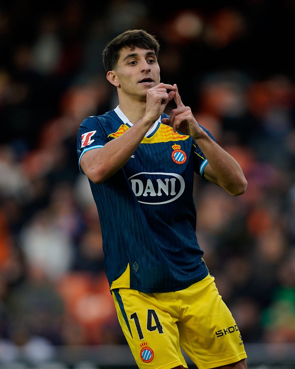 RCDEspanyol's tweet photo. 💪 @ramonterrats_ 
El primer gol amb l’#RCDE 🤍💙 https://t.co/7JQwywhjsb