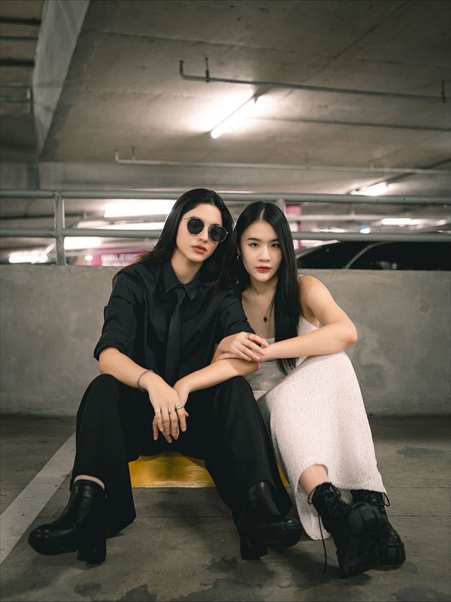 🚨É DELAS! O GL #ByYourSide de <a href="/MaBung_Sone/">มะบุงแปลว่าอะไรเหรอคะ 🐶🐯🐾🏳️‍🌈</a>, será protagonizada por #ShellyPundao. 

A história acompanha Jao-Jin, uma estudante que trabalha como acompanhante para sobreviver, e Nam-Neung, uma professora universitária solitária que esconde suas próprias feridas. O que começa