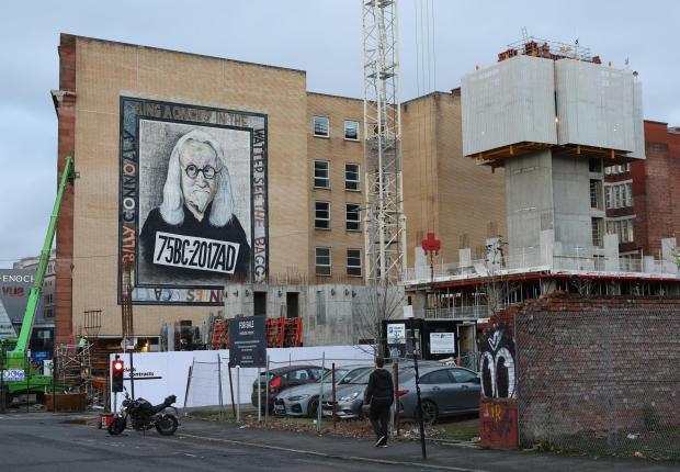 SimonForrest11's tweet photo. Billy Connolly's mural disappears ...
I increasingly come to the conclusion that Glasgow City Council Planning Department hates Glasgow &amp; her people. 💔 https://t.co/uPZvfV509z