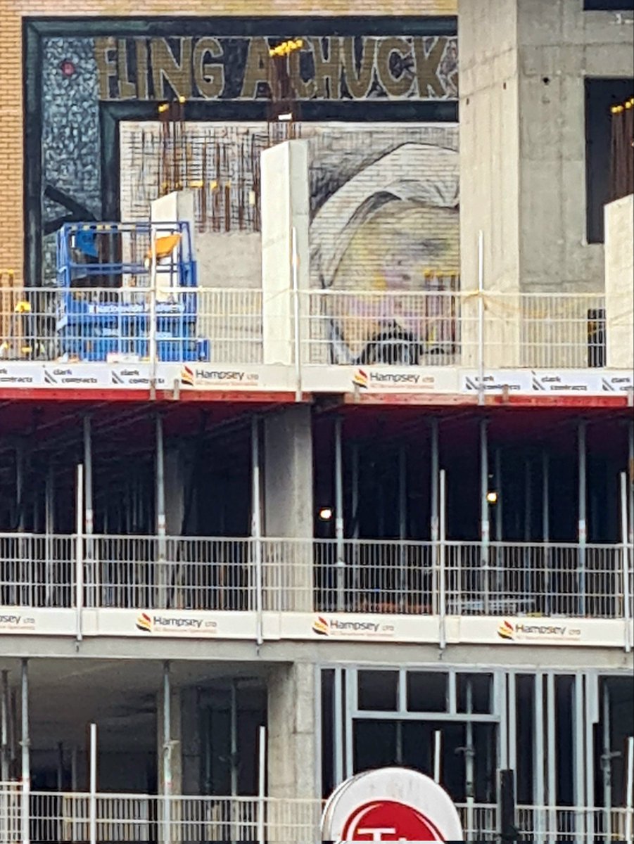 SimonForrest11's tweet photo. Billy Connolly's mural disappears ...
I increasingly come to the conclusion that Glasgow City Council Planning Department hates Glasgow &amp; her people. 💔 https://t.co/uPZvfV509z