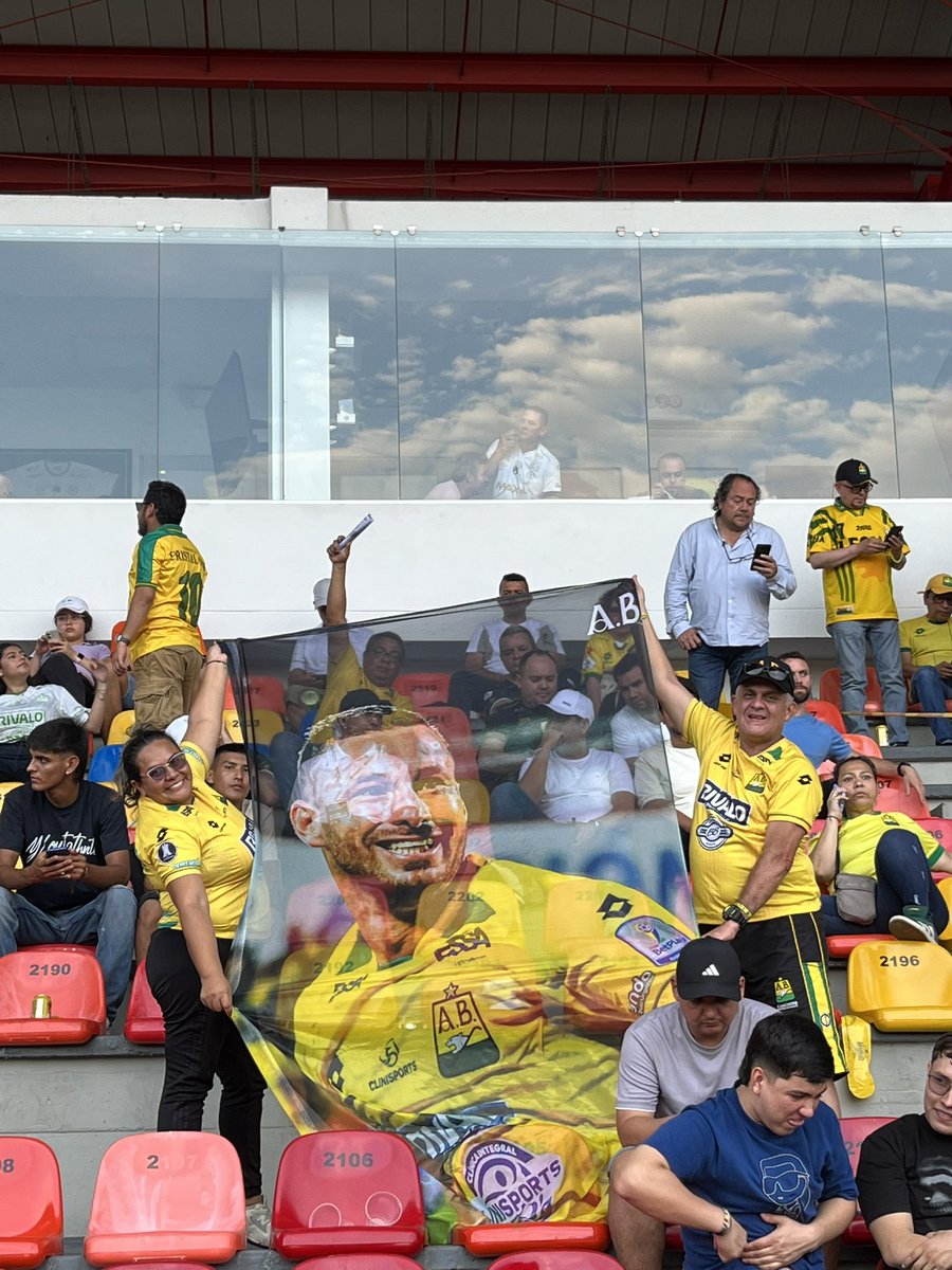 Siempre presente <a href="/AlbertoRuedaA/">ALBERTO RUEDA</a> y la hinchada del <a href="/ABucaramanga/">Atlético Bucaramanga</a>