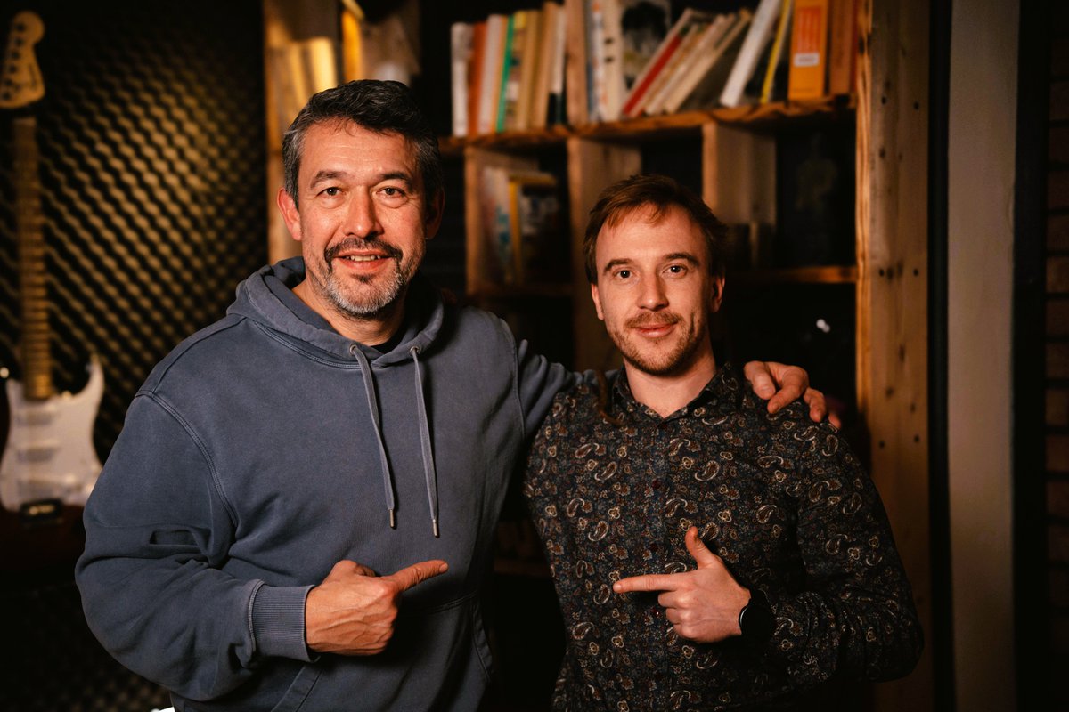 mikulasminar_'s tweet photo. Musím se o něco podělit. 🔥 Taky máte dojem, že se svět úplně utrhl ze řetězu? Nemine den, aby nepřišla nějaká znepokojivá zpráva. 

Ano, taky to všechno sleduji, zvedám obočí a zvažuji, co s tím jako občané můžeme dělat. V Milionu chvilek promýšlíme, na co a jak správnou formou reagovat. O tom Vám brzy napíšu víc.

👉 Dnes se s Vámi ale chci v té záplavě negace podělit o něco pozitivního a nadčasového. Chtěl bych Vám představit jednoho z nejzajímavějších lidí, které jsem mohl poznat.

Udělal jsem rozhovor s Radvanem Bahbouhem – renesančním člověkem, který vystudoval čtyři vysoké školy: matematiku, psychologii, medicínu a arteterapii - a který dnes jako psycholog a kouč pomáhá lidem, týmům i firmám naplňovat jejich potenciál a dosahovat mistrovství. 

Mezi jeho klienty patří nejen špičkoví sportovci, umělci, manažeři a majitelé velkých firem, ale třeba i americká NASA. 

To nejzajímavější ze svých poznatků zpřístupňuje v tomhle rozhovoru úplně všem.

Mluvili jsme o síle dobře kladených otázek – a o tom, jak mohou během chvíle změnit náš pohled na sebe i na svět.

👉  Co kdyby nejrychlejší cesta k růstu nebyla „více se snažit“, ale lépe se ptát?

👉  Proč se tolik lidí učí roky — a přitom se vlastně neučí?

👉  Jaká jedna otázka může během 60 vteřin zázračně změnit směr Vašeho uvažování?

👉  A co kdyby schopnost prožívat štěstí nebyla náhoda, ale trénovatelná dovednost - vypěstovaný mentální návyk?

Dostaneme se také k tématu vnitřního kritika - hlasu v hlavě, který většinu lidí brzdí v jejich rozvoji, - i k tomu, jak s ním zacházet a omezit jeho destruktivní vliv.

Tohle vše přitom není žádná ezoterika či dojmologie, nýbrž tvrdá (či měkká) věda. Ačkoli Bahbouh nezapře umělecký cit pro detail a originalitu, drží se důsledně evidence-based přístupu. 

Za tím, co říká, stojí rozsáhlá věda, kvanta literatury i desítky let výzkumů a zkušeností z praxe v nejrůznějších oborech od letectví přes armádu a sport až k psychologii. 

🍀 Jde o rozhovor jako stvořený k poslechu o víkendu či dlouhých večerech - rozhovor, který Vás nejen inspiruje, ale i zahřeje. Je osobnější než jiné, protože jsem s Radvanem strávil stovky hodin - mimojiné jsem u něj absolvoval dva výcviky. 

Podtrženo sečteno: pokud se potřebujete v této hektické době zastavit a nad(e)chnout - nebo se chcete dozvědět, jak lépe zacházet s vlastní myslí - je to něco přesně pro Vás. 

✅ Celý rozhovor jako VIDEO na YouTube:
👉 https://t.co/ulu8NSzhcS

🎧 Nebo jako AUDIO zde: https://t.co/FPBfRBgZ3H 

Na tenhle rozhovor jsem se dlouho těšil. 

Tak si ho užijte! ✌❤
