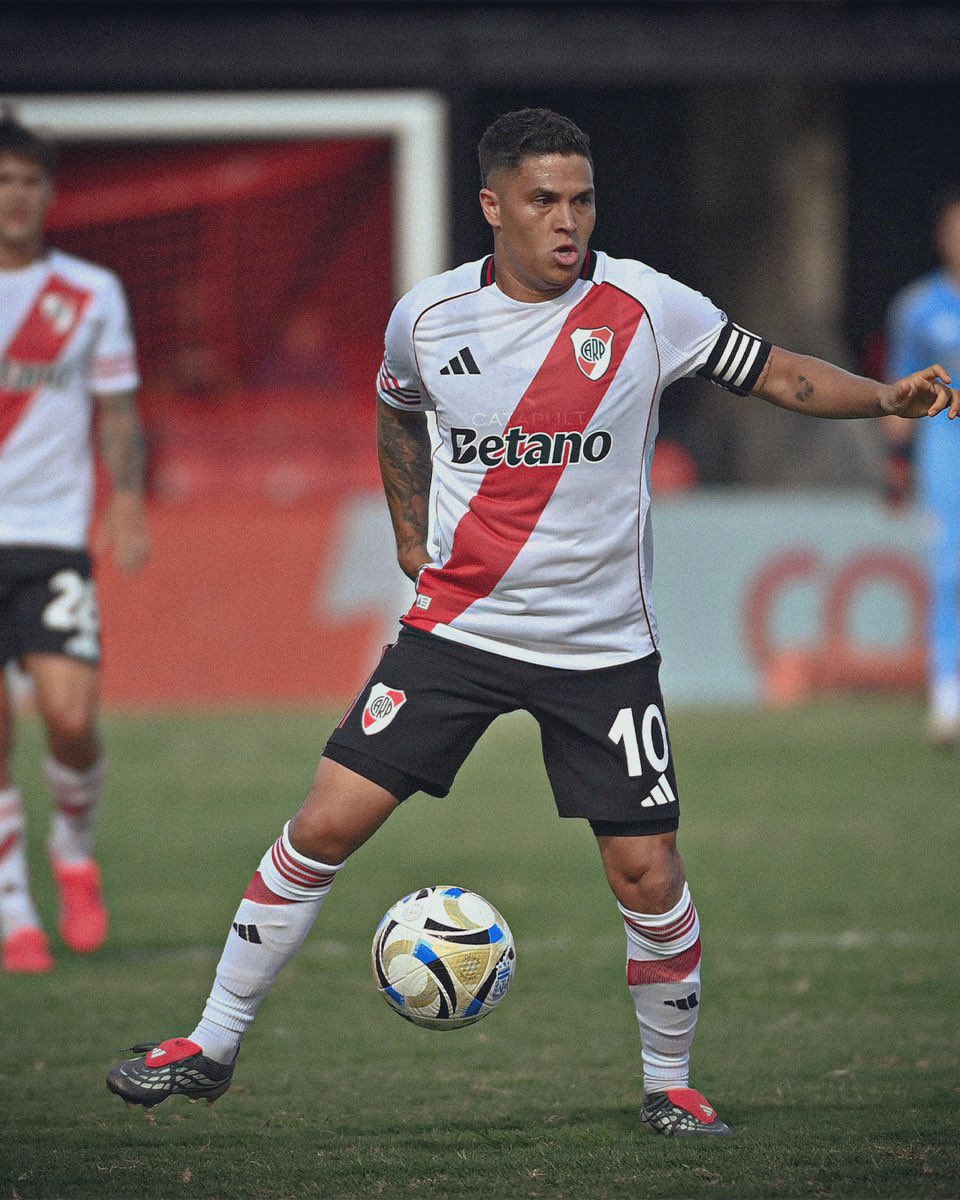 Excelente el partido de Juanfer hoy, hizo lo que quiso en un partido en el que no había un metro libre ni un segundo para pensar. Asistencia, un millón de pases en toda la cancha y lo más importante: se adueñó de la pelota y la hizo viajar con sentido en todas las jugadas.