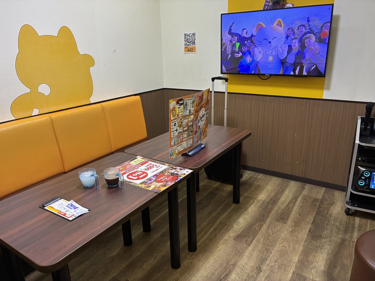 足を引きずって、ネットカフェ→ふじ蕎麦→まねきねこ。

ここで歌って、仕事して、寝転がっての3時間＝900円。1人なのに部屋が広い。