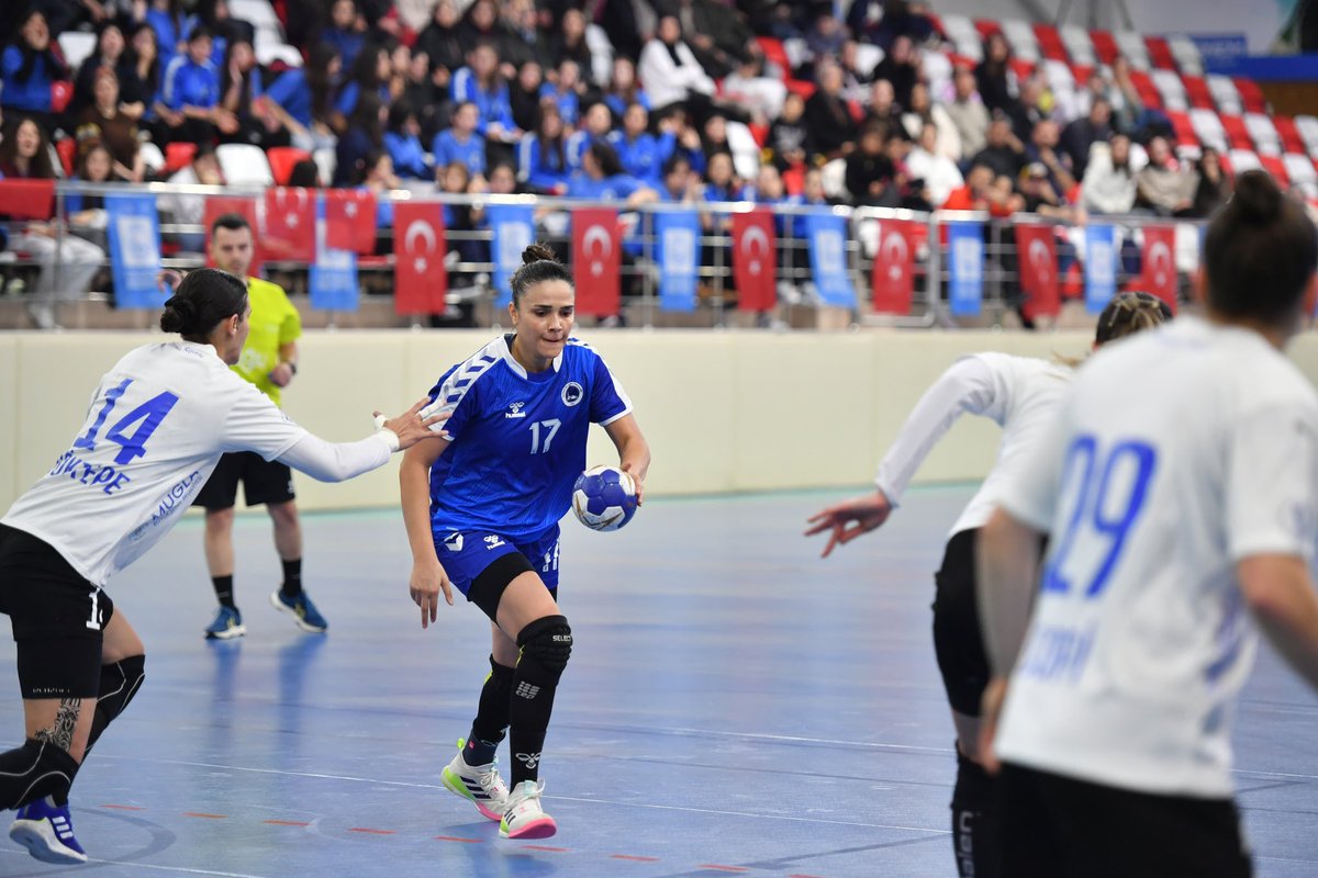 uskudarbldsporr's tweet photo. Kıran kırana geçen, nefesleri kesen bir mücadele!
Sahada son ana kadar savaşan takımımız, zorlu karşılaşmadan 27–26’lık galibiyetle ayrıldı.
Mücadele, inanç ve takım ruhu… Hepsi bu maçtaydı! 💪🔥 @sdedetas @AmineCansuKaba https://t.co/JqGT5PXRFb