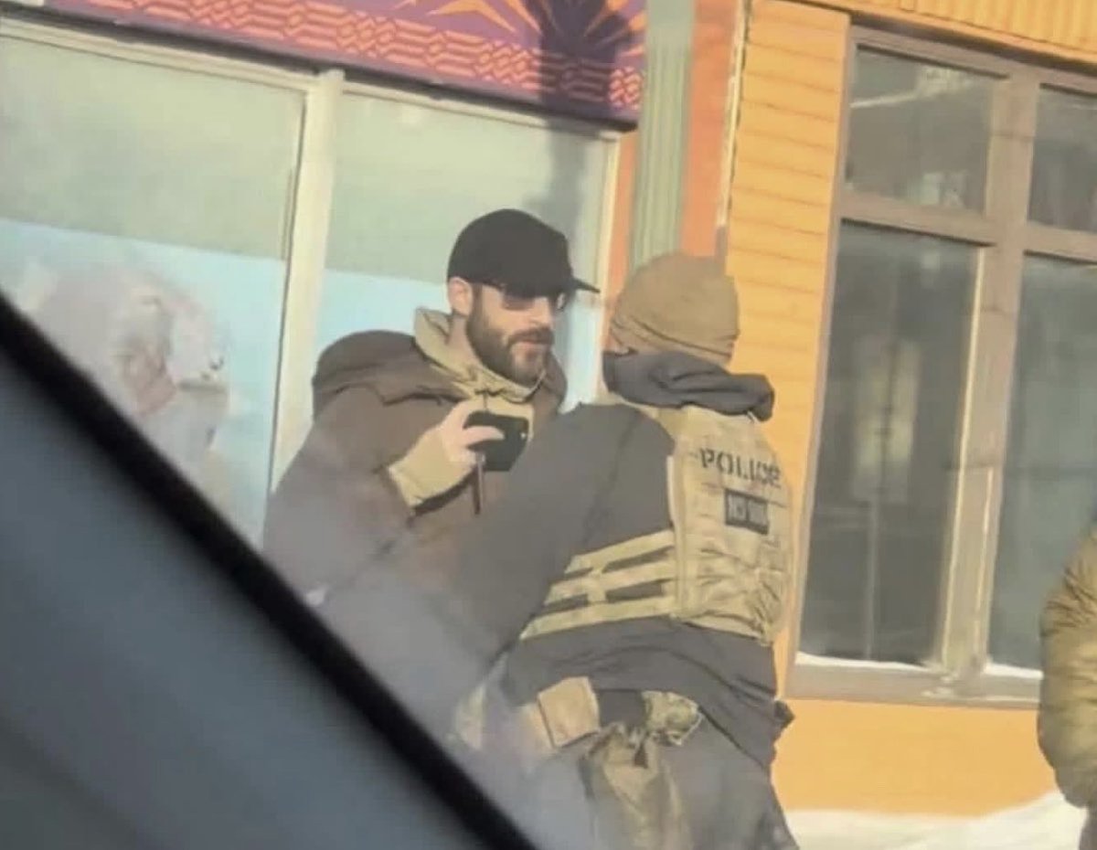 Tenía un teléfono, no una pistola. ¿Su único delito? Pensar distinto y oponerse al régimen de Trump. No lo perdonaron.