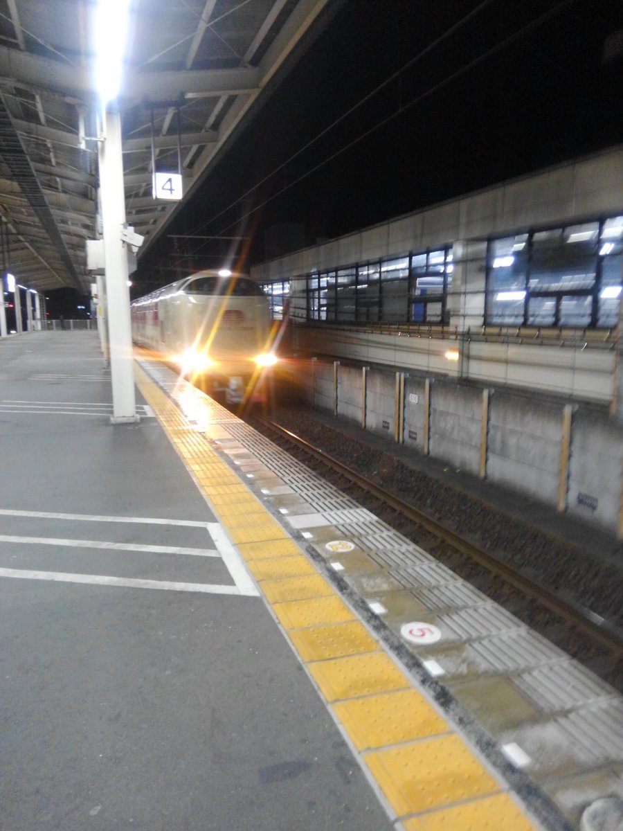 おはようございます🙂‍↕️今朝は朝7時までぐっすりと睡眠💤久しぶりにゆっくりと眠れました😀風が強くてとても寒い朝です🥶今週の中頃からまた寒くなるみたいなので体調を崩されない様に気を付けて暖かくしてお過ごし下さい☺️本日もよろしくお願いします🙂‍↕️