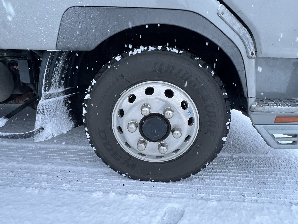 APgarageJP's tweet photo. 真っ白w
積載車にスタッドレス履いててよかった https://t.co/vvRMIHTefw