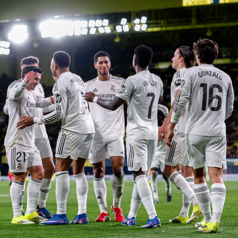 BallongaFoot's tweet photo. 🇪🇸 MINE DE RIEN, LA MÉTHODE ARBELOA PREND

Depuis le faux pas face à Albacete, le compteur dit :
✔ 3 matchs
✔ 3 victoires
✔ 0 débat
✔ 1 dynamique retrouvée

On n’avait pas vu ce Real depuis longtemps — un Real qui travaille, qui court, qui s’aide, et surtout qui ne se plaint pas.

🎙️ La remarque d'un journaliste résume tout :

“On voit un Real Madrid qu’on n’avait pas vu depuis longtemps.”

🚨 Arbeloa, lui, refuse l’euphorie :

“On l’a vu mercredi. L’engagement des joueurs est indéniable.
On savait que c’était l’un des déplacements les plus difficiles de la Liga.
Le mérite revient aux joueurs. C’est une victoire d’équipe.”

Ce Real n’est pas parfait — loin de là — mais il respire enfin la compétition, et c’est tout ce qu’on lui demande.

La suite dira si c’est une embellie… ou le début d’un vrai redressement.

#RealMadrid #Arbeloa #LaLiga #BallongaFoot