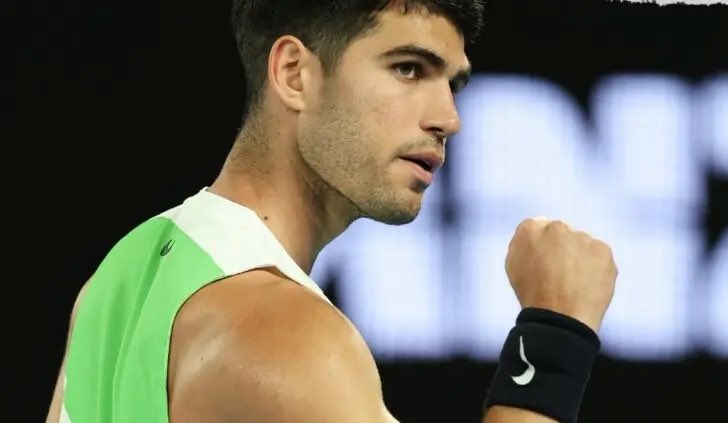 Carlos Alcaraz disputa a partir de las 3:30 de este domingo la cuarta ronda del Open de Australia en su camino por conseguir el único de los cuatro Grand Slams que le falta por ganar. 

El murciano se enfrenta al norteamericano Tommy Paul por un puesto entre los ocho mejores.