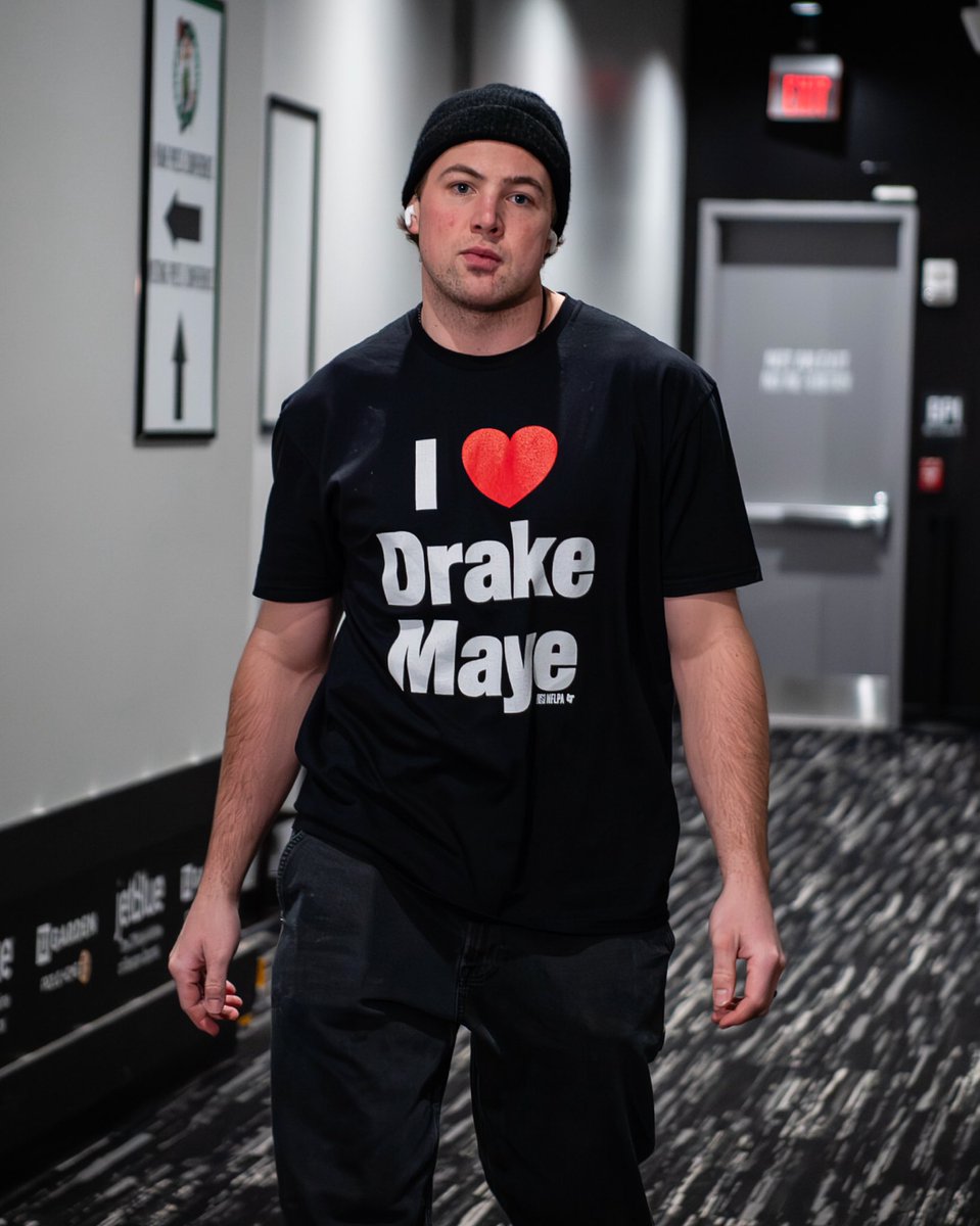 NHLBruins's tweet image. Got to loveeeee the Drake ❤️