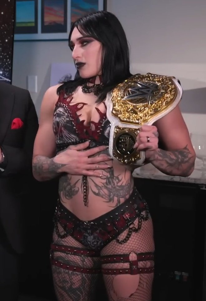 HAYTERSRIPTIDE's tweet image. Rhea Ripley on this day 1 year ago.