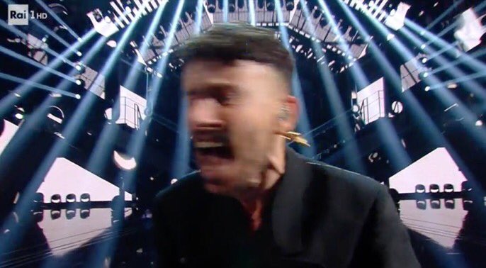 duevite123's tweet photo. Ma perché la sorella mora non pensa con la sua testa e non prende una decisione per conto suo?#cepostaperte https://t.co/BcSChXkTHn
