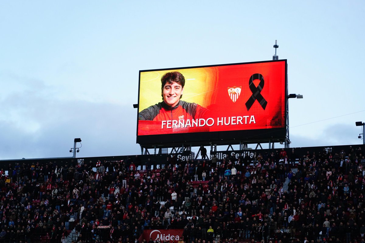 JRMORALES_SFC's tweet photo. Nuestro Sevilla FC lo ha dejado todo en el campo para dedicarte la victoria. Desde el Tercer Anillo llegarán siempre los ánimos a nuestro EQUIPO. 

¡Va por ti, Fernando! 😘🙏⚪️🔴 https://t.co/VqFbxg7nEQ