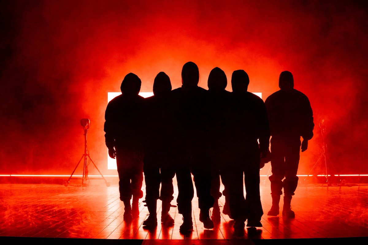 "Hamlet" mise en scène par Ivo van Hove au théâtre de l'Odéon : la musique joue ici un rôle clé dans cette plongée tragique avec le Bohemian Rhapsody de Queen dans la scène des comédiens mais que dire de la géniale prestation de Christophe Montenez : être ou ne pas être ... fou !