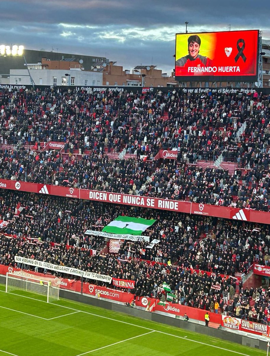 Queríamos agradecer todas las muestras de cariño y detalles recibidos en el homenaje a nuestro amigo y socio Fernando. 
En especial a <a href="/birisoficial/">Biris Norte</a>, al <a href="/SevillaFC/">Sevilla Fútbol Club</a> y a todos los sevillistas que se han volcado en homenajear a un sevillista que seguirá cantando desde lo más alto ❤️