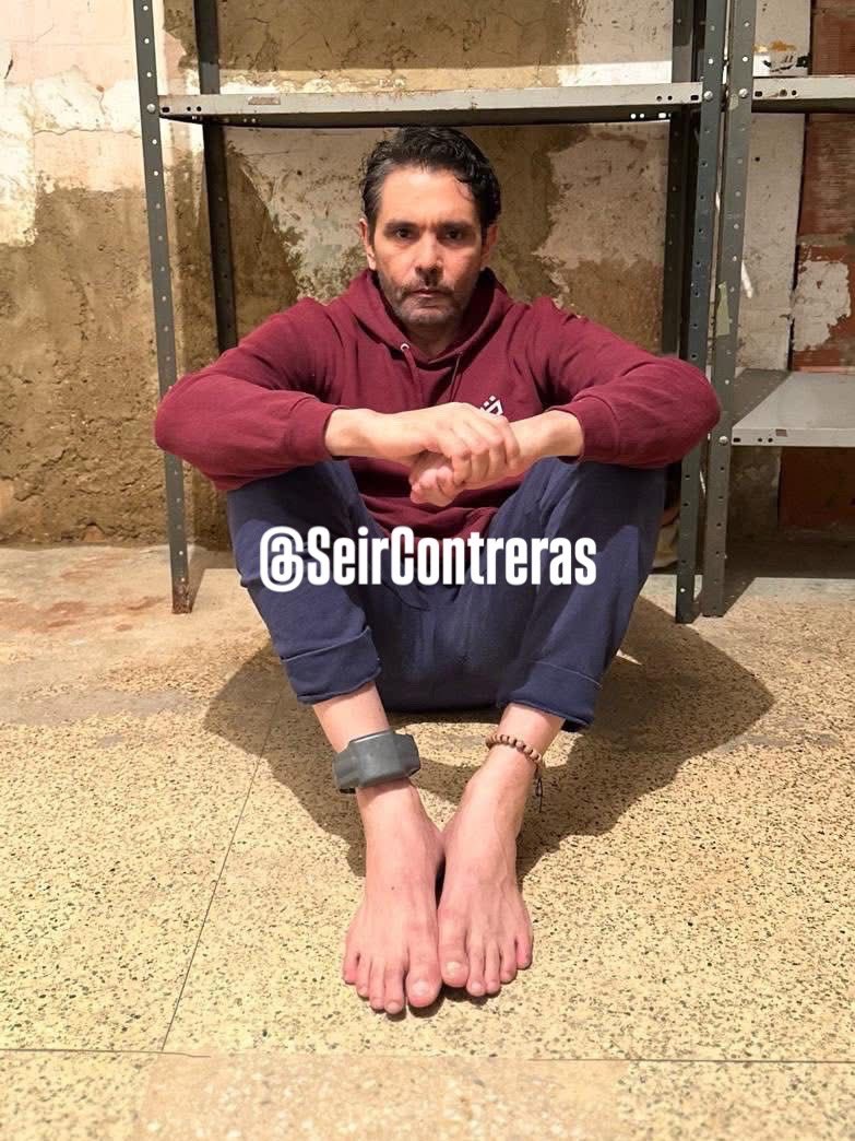 SeirContreras's tweet photo. Se conocen condiciones de reclusión del alcalde de El Tigre, Ernesto Paraqueima.

Fotos de 2026. Los familiares denuncian que, Paraqueima, “se encuentra confinado en una vivienda antigua con niveles críticos de humedad y moho, propiedad del SEBIN, en La Castellana, Caracas”. https://t.co/ezOZw8VJOE