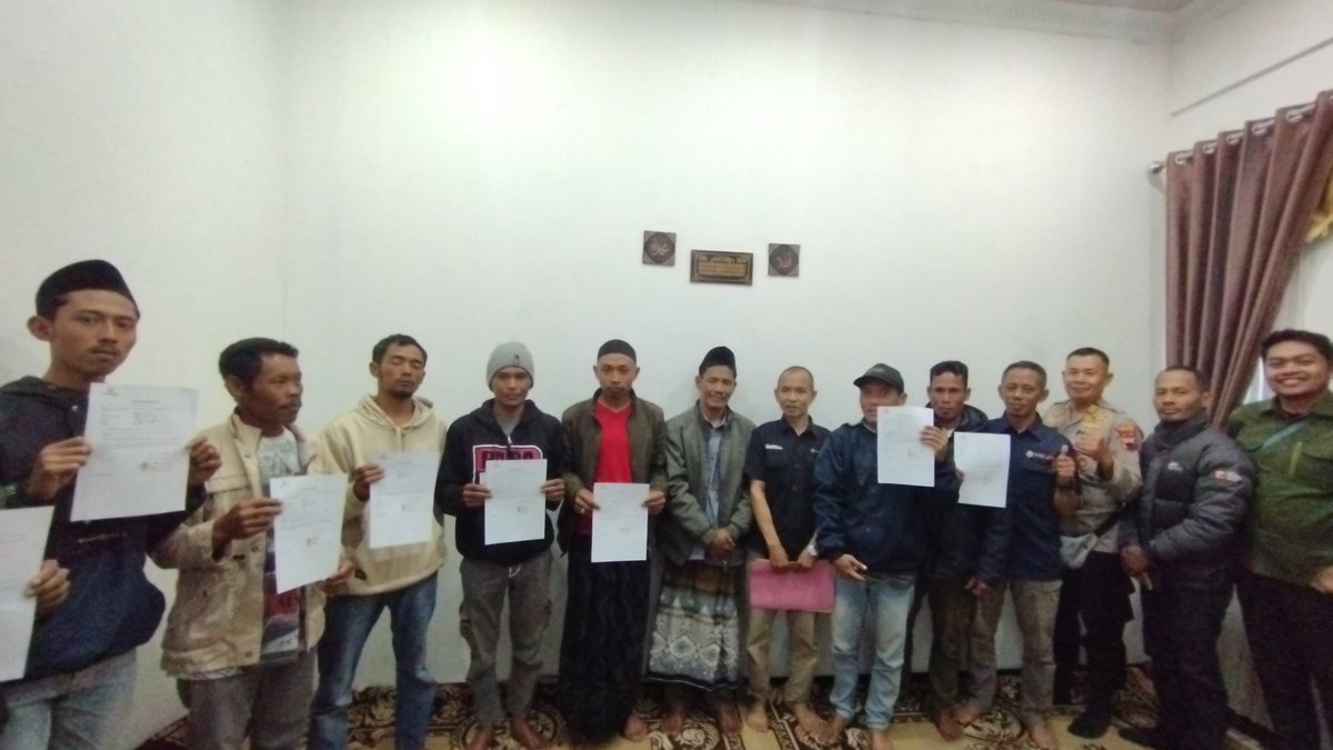 reksabumitegal's tweet photo. @HumasTegalkab @dlhkabtegal @cdk5dlhkjateng @PerumPerhutani @kemenhut_ri @RajaJuliAntoni Pada 9 Januari 2026 diadakan pertemuan antara Perhutani, Polsek, Pemerintah Kecamatan dan relawan peduli hutan di Sawangan Bumijawa. Sejumlah petani yang masih menggarap area hutan lindung Gunung Slamet dimintai komitmen utk tdk lagi menggarap hutan lindung. https://t.co/61qTreNIbp