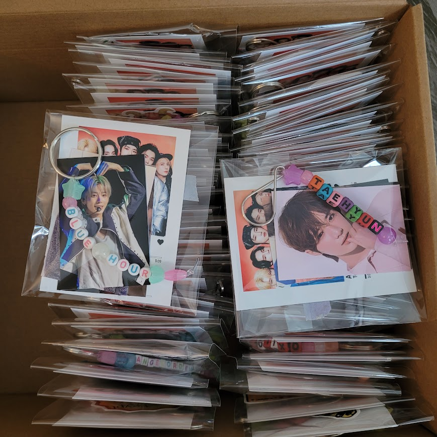 mckaykosmos's tweet photo. HOW TO MAKE CONCERT FREEBIES ON A BUDGET — a thread for all my friends who want to make freebies for the BTS tour (or any other concert/event) and don't know where to start! https://t.co/7tSqjqH3h3