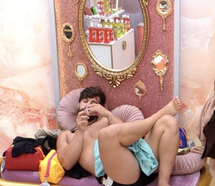 L_B_P01's tweet image. Eu assim, em um sábado qualquer, sozinho em casa.