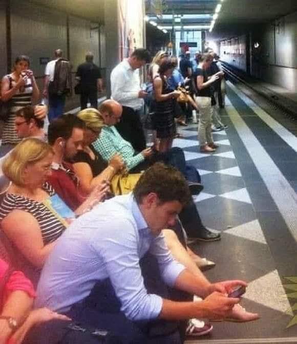 Le persone non si rivolteranno. 
Non alzeranno gli occhi dai loro schermi, non abbastanza per notare cosa sta accadendo”. 
- George Orwell , 1984 -