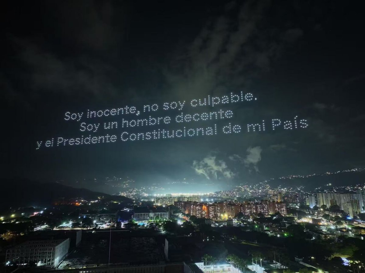 dana916's tweet image. 🇻🇪⚔️🇺🇸 The Venezuelan Government lit up the sky over Caracas with a drone show to demand the release of Nicolás Maduro and his wife, Cilia Flores.