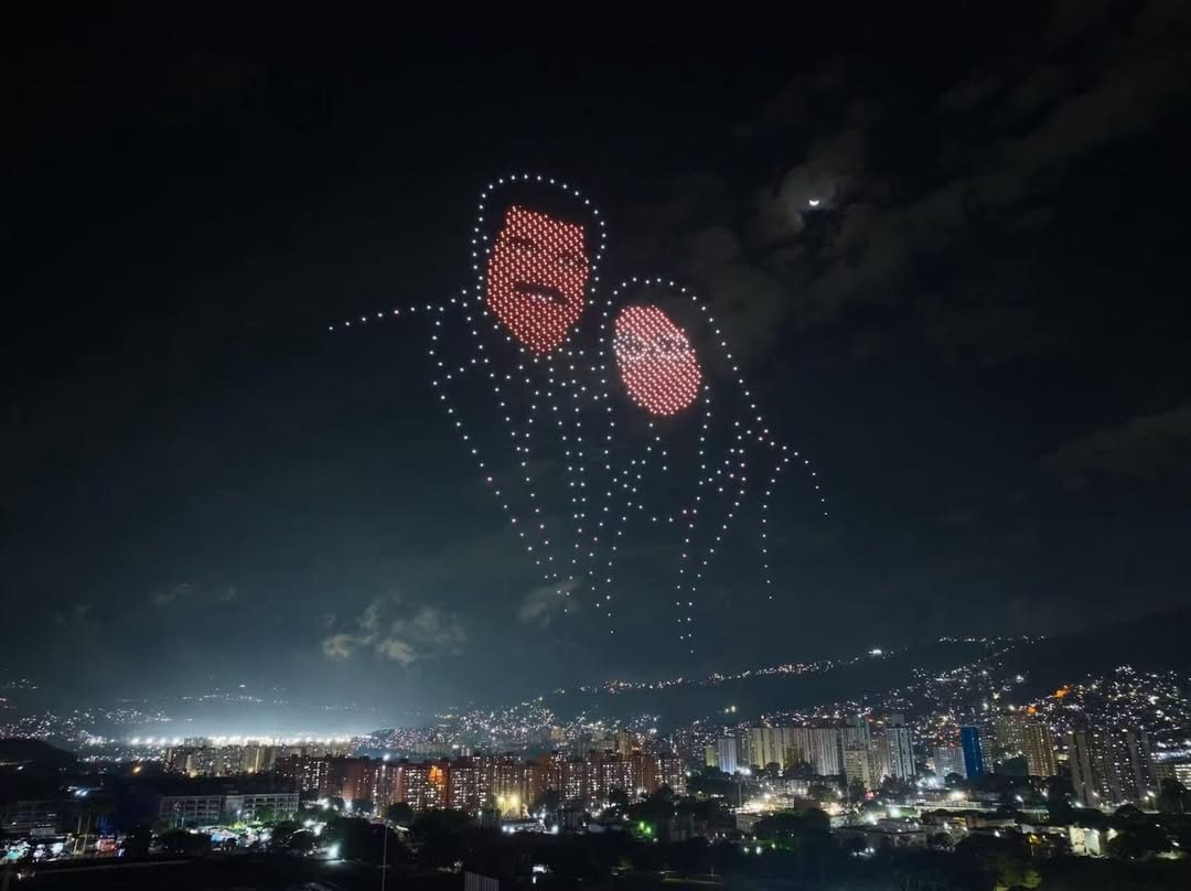 dana916's tweet image. 🇻🇪⚔️🇺🇸 The Venezuelan Government lit up the sky over Caracas with a drone show to demand the release of Nicolás Maduro and his wife, Cilia Flores.